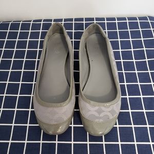 Coach》9.5 Gray Signature Flats GUC